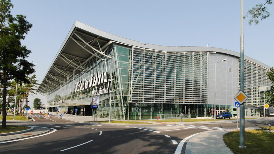Bratislava_Airport (wikimedia, Andrej Neuherz)