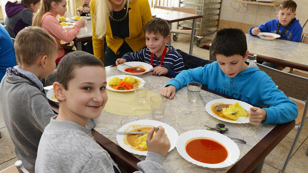 dieťa v školskej jedálni