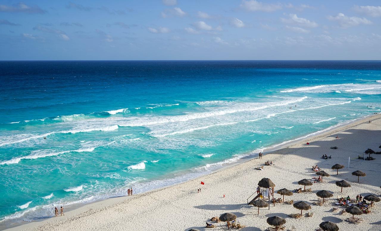 Pláž v letovisku Cancún, Mexiko. Ak by voda v oceáne stúpla, príjmy z turizmu zažijú výrazný pokles