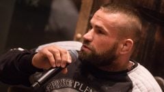 V dome MMA zápasníka Karla Vémolu prebehol mimoriadny zásah. Polícia zadržala 2 osoby