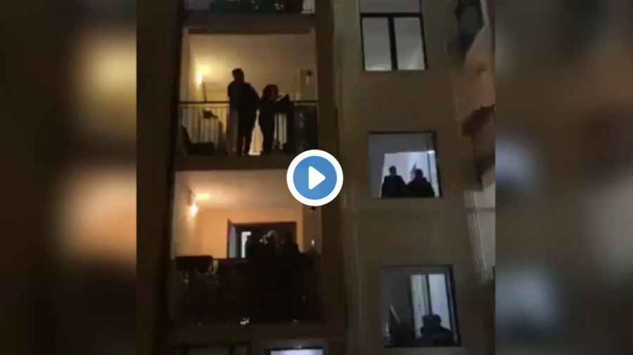 Twitter-spievajúci ľudia na balkónoch talianských miest