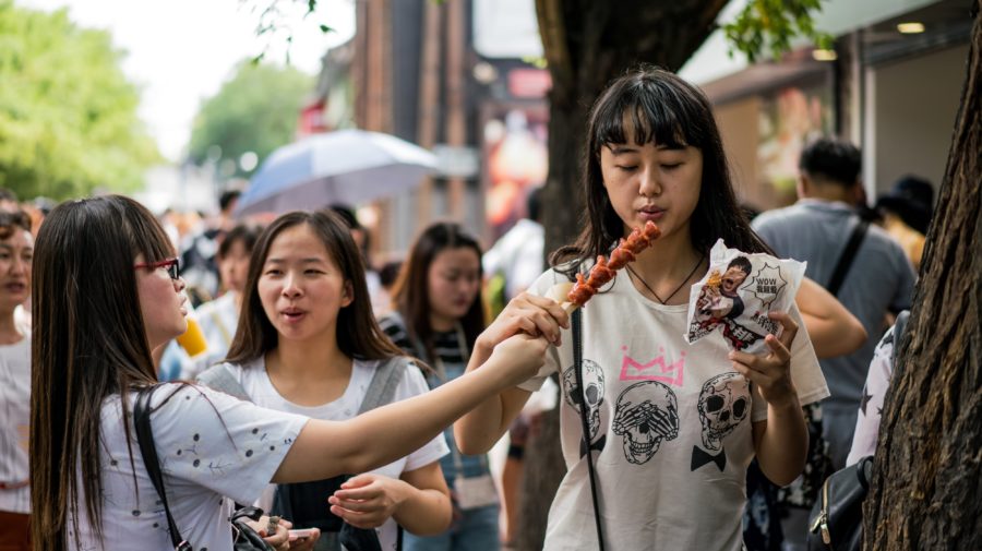 Čína sa bojí druhej vlny nákazy, Peking zatvára telocvične