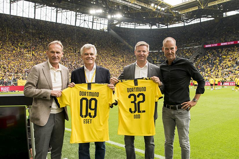 Odovzdávanie sponzorského dresu počas prvého kola Bundesligy. Hans-Joachim Watzke (CEO Borussie Dortmund), Anton Zajac (spolumajiteľ spoločnosti ESET), Holger Suhl, (Country Manager spoločnosti ESET v Nemecku), Carsten Cramer (výkonný riaditeľ Borussie Dortmund)