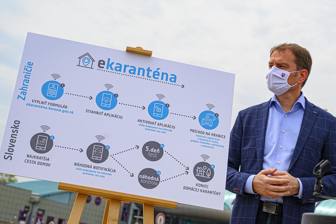Na snímke predseda vlády SR Igor Matovič počas brífingu na tému:  Smart karanténa – inteligentné riešenie pre ľahší návrat zo zahraničia na diaľničnom hraničnom priechode Bratislava – Jarovce 19. mája 2020.
