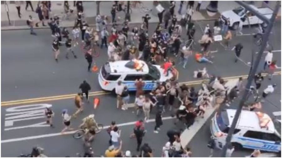 New Yorská polícia vrazila do skupiny demonštrantov
