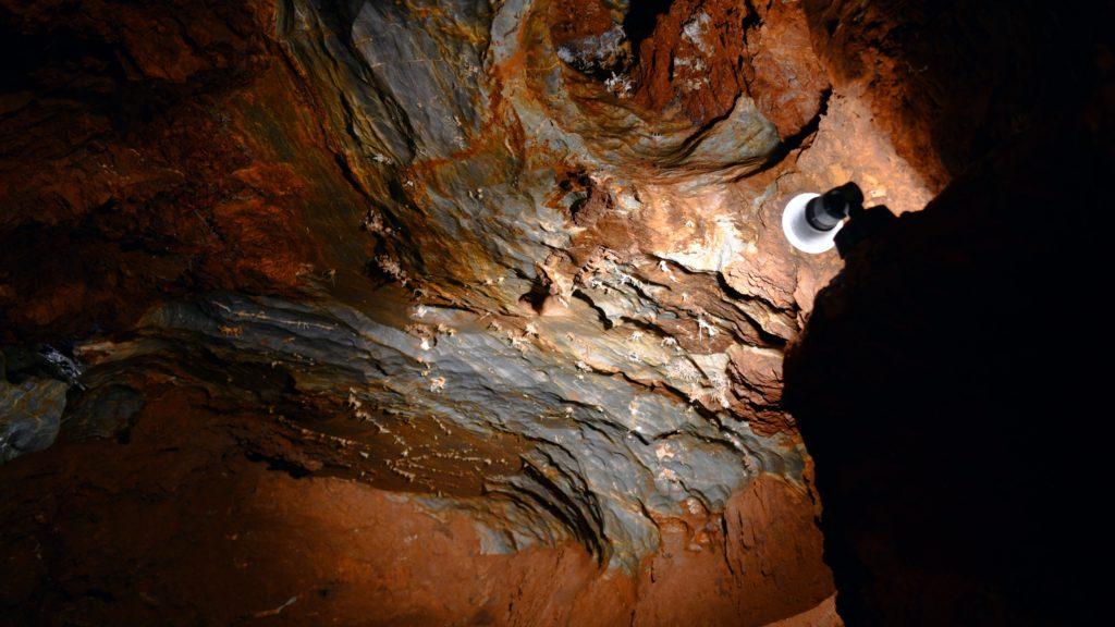 Majestátny štítovitý strop jaskyne vytvorili tektonické poruchy, ktoré majú na svedomí aj veľkolepé jaskynné siene.ja