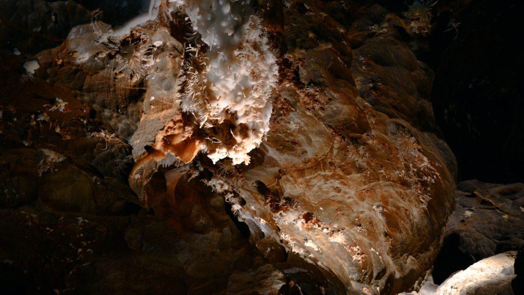 Aragonit v jaskyni je starý až 138 000 rokov.
