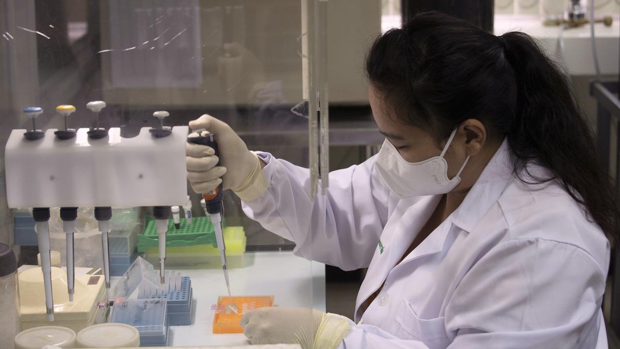 na snimke je laboratorium, koncentracia