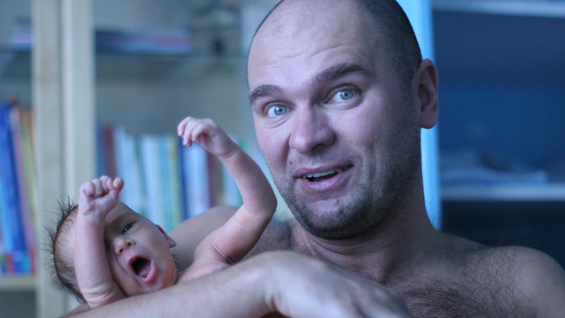 Na fotke Richard Sulík s dieťaťom