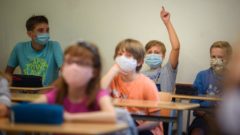 žiaci v škole, rúška