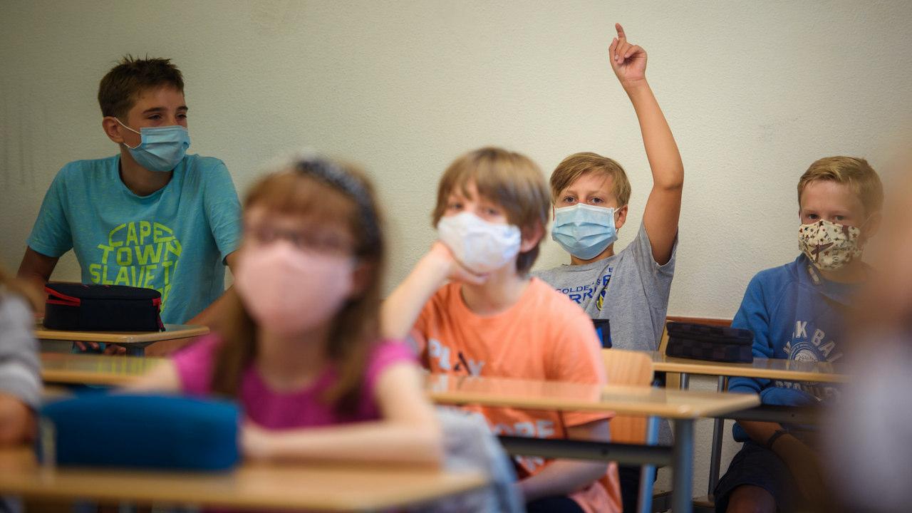 žiaci v škole, rúška