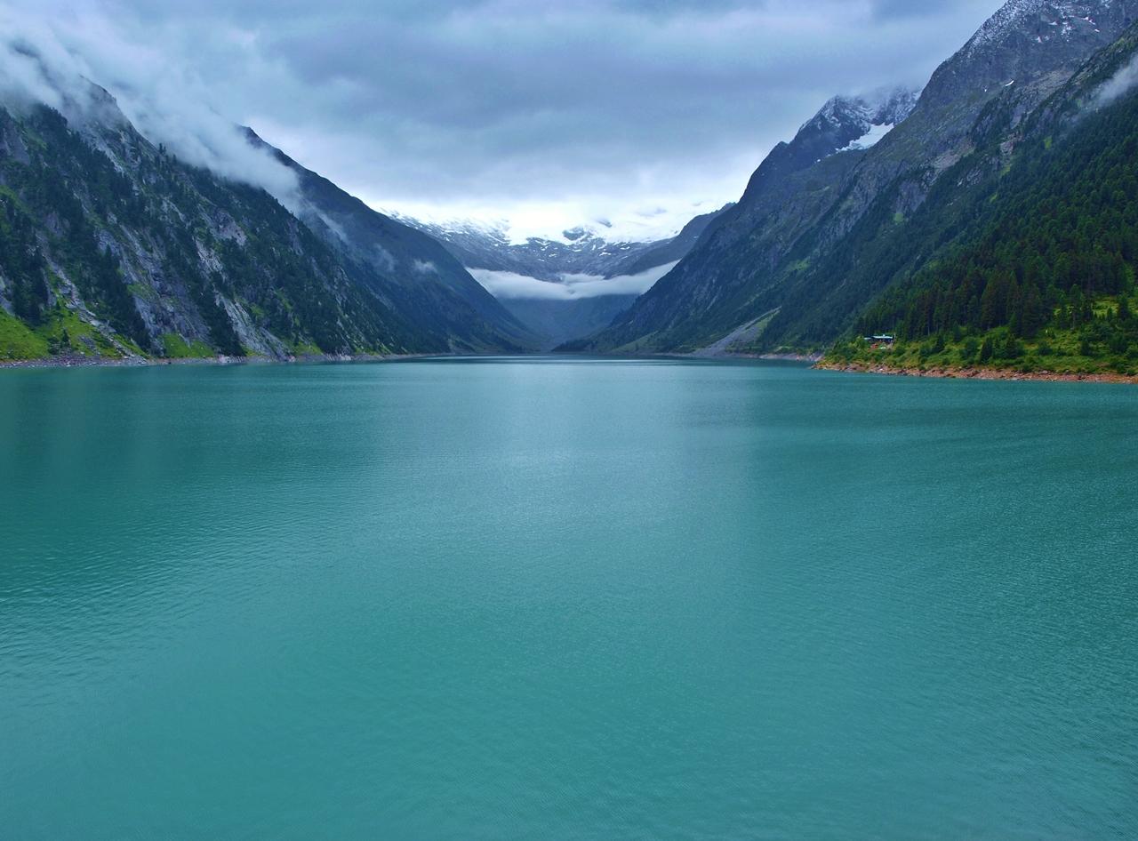 Voda z ľadovcov Schlegeisspeicher. Ďalším takým miestom je i Speicher Stillup, kde ťa čaká i niekoľko vodopádov. František Kekely
