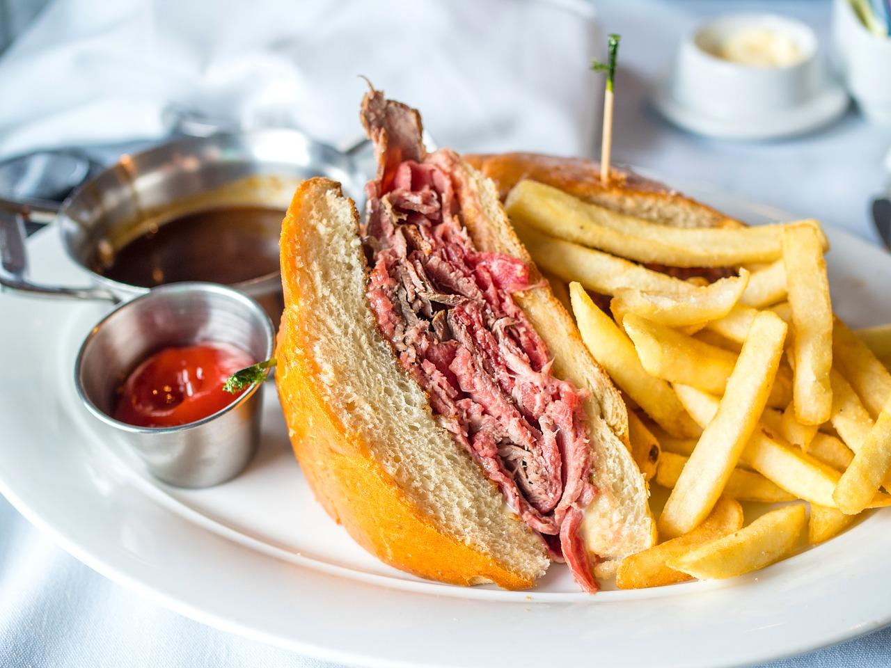 jedlo, sendvič, roastbeef, hranolky, fastfood