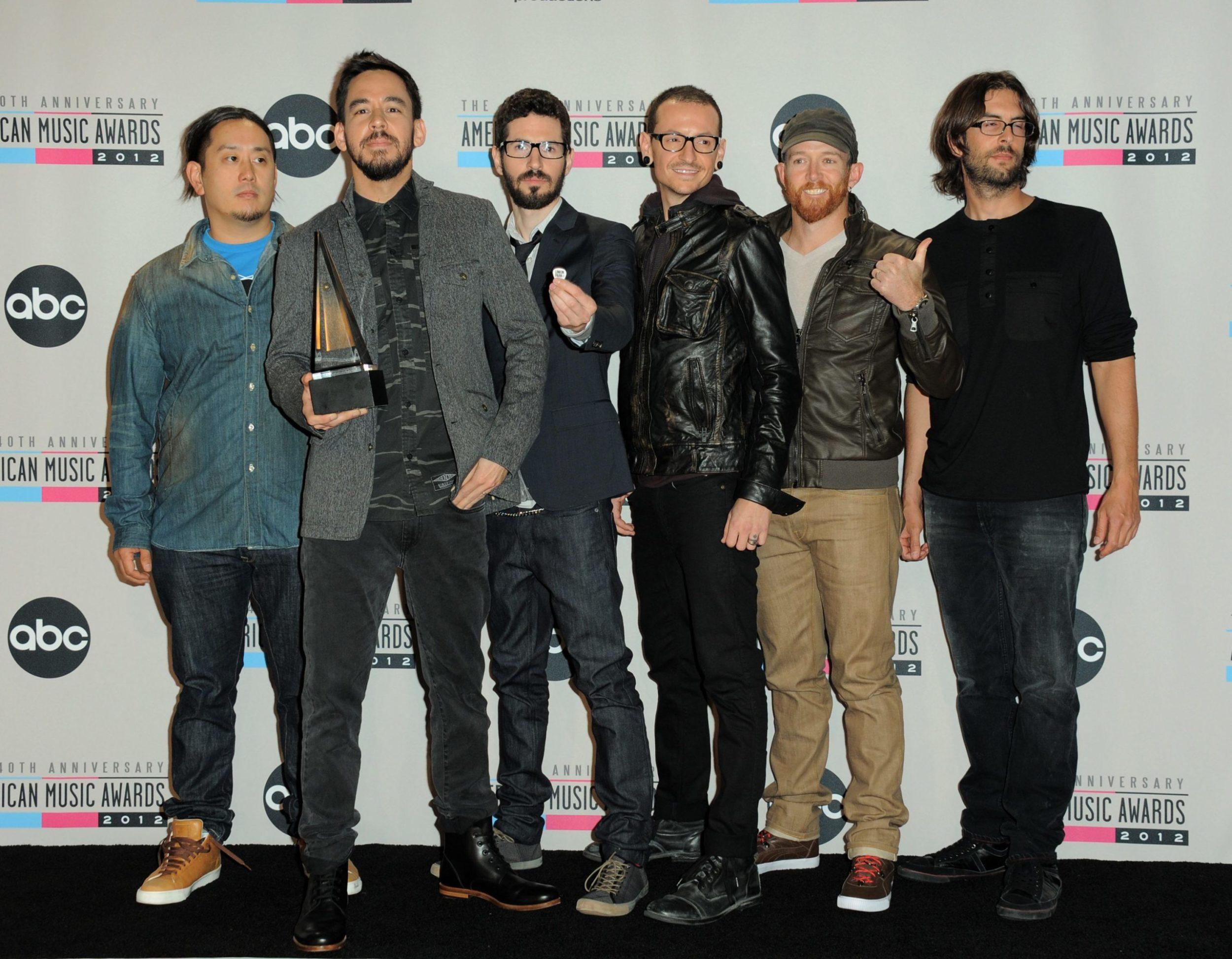 2012_American_Music_Awards_Press_Room202090017253