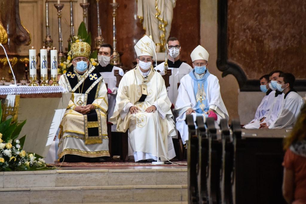 biskupi semafor bohosluzba omsa covid koronavirus