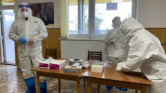 Druhý deň pilotného celoplošného testovania na ochorenie COVID-19 na Orave a v Bardejove, ktoré potrvá do nedele 25. októbra 2020. Otestovaných by malo byť asi 180.000 osôb v rámci 235 odberných miest. Na testovaní sa bude podieľať viac ako 2500 vojakov, policajtov, hasičov, zdravotníkov a administratívnych pracovníkov. Na snímke zdravotný personál počas testovania v priestoroch Obecného úradu v obci Smilno, okres Bardejov, v sobotu 24. októbra 2020. E