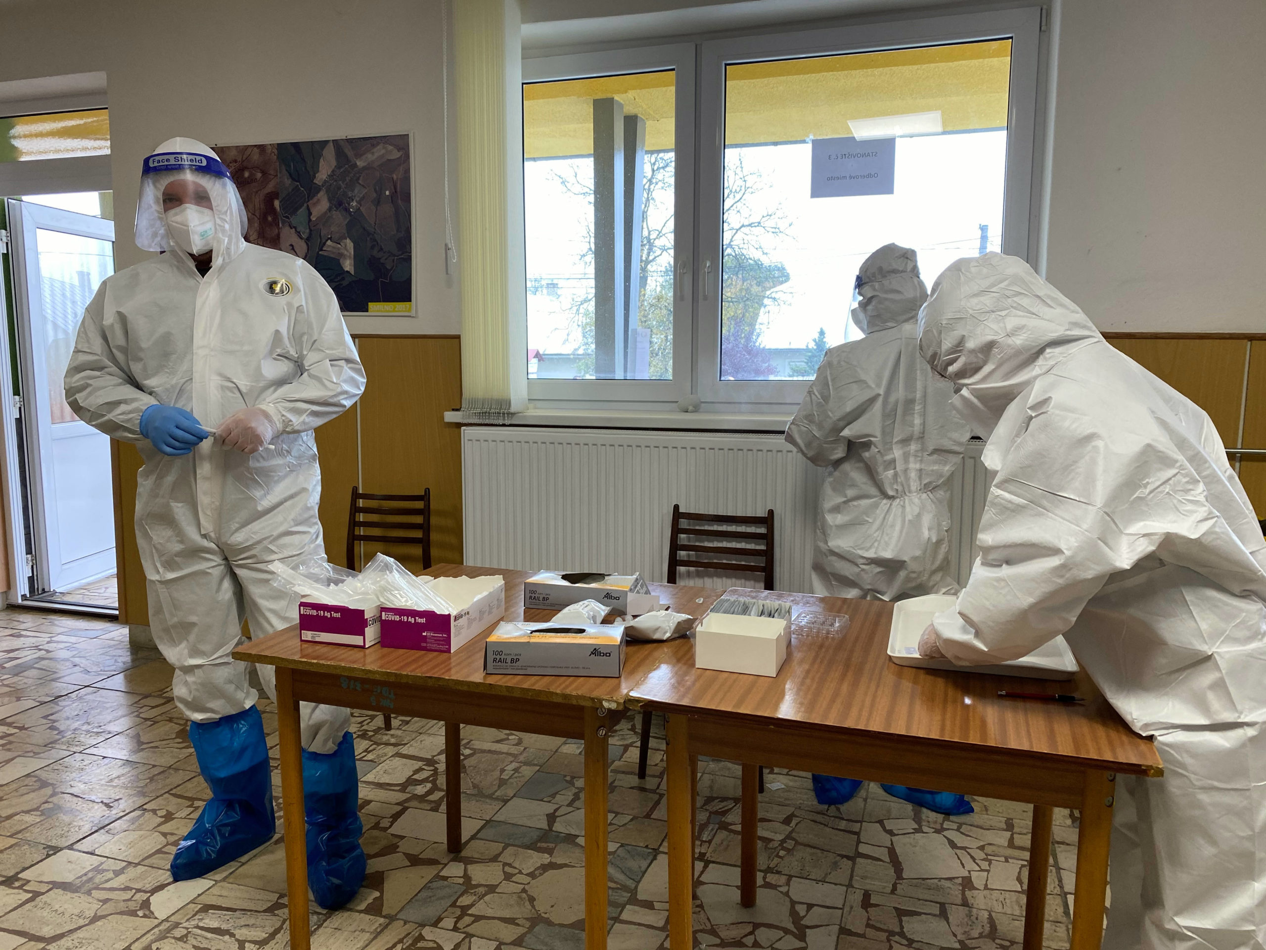 Druhý deň pilotného celoplošného testovania na ochorenie COVID-19 na Orave a v Bardejove, ktoré potrvá do nedele 25. októbra 2020. Otestovaných by malo byť asi 180.000 osôb v rámci 235 odberných miest. Na testovaní sa bude podieľať viac ako 2500 vojakov, policajtov, hasičov, zdravotníkov a administratívnych pracovníkov. Na snímke zdravotný personál počas testovania v priestoroch Obecného úradu v obci Smilno, okres Bardejov, v sobotu 24. októbra 2020. E