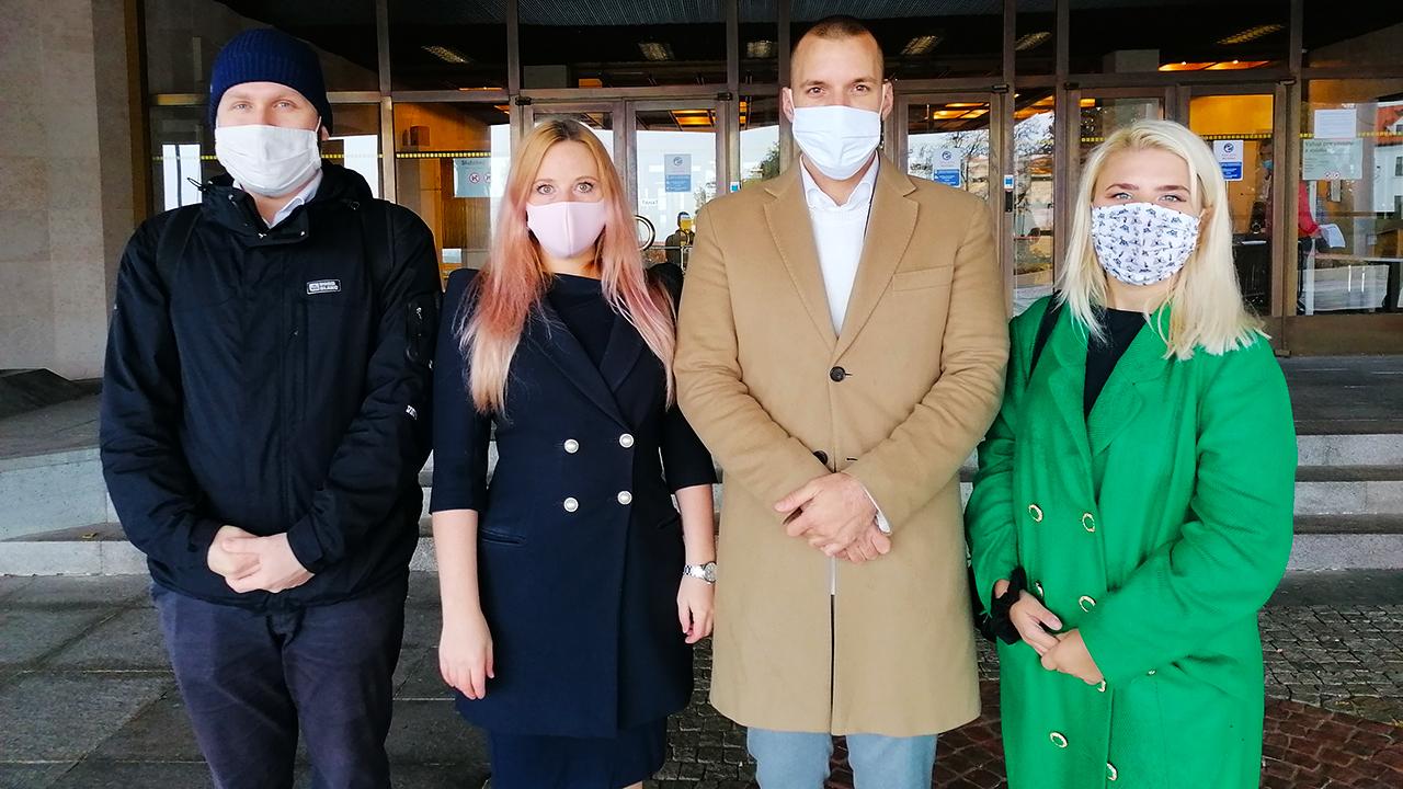 Marta Fandlová z iniciatívy Mladí za klímu, hovorca a signatár iniciatívy Klíma ťa potrebuje Michal Sabo, koordinátorka Slovenskej klimatickej iniciatívy Liliana Rástocká a organizátor podujatí Fridays for future Jakub Hrbáň pózujú po brífingu iniciatívy Klíma ťa potrebuje