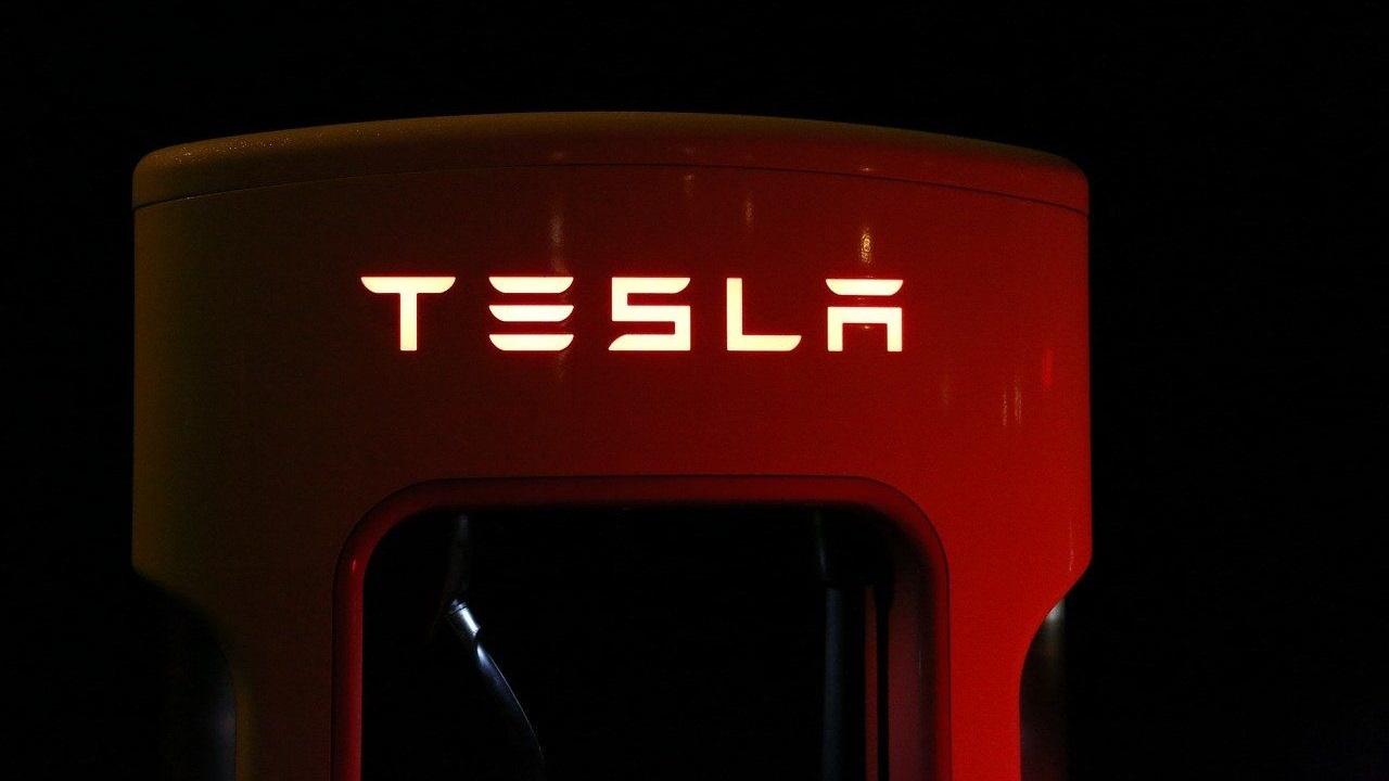 Photo of Elon Musk a jeho Tesla predstavili „nesmrteľnú“ batériu.  Menia vám celý svet pred očami