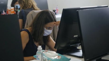 home office práca z domu robota call covid-19 koronavírus kancelárie WA 1 Paríž - Zamestnankyňa s ochranným rúškom sedí v kancelárii startupovej spoločnosti v Paríži v stredu 19. augusta 2020. Francúzska vláda plánuje od 1. septembra zaviesť povinné nosenie rúšok vo väčšine spoločných pracovných priestoroch. Dôvodom je opätovný nárast prípadov nákazy novým koronavírusom, informovala v utorok 18. augusta agentúra Reuters. Vo Francúzsku v súčasnosti platí povinnosť nosenia rúšok v prostriedkoch verejnej dopravy a v uzavretých spoločných verejných priestorov, ako sú obchody a vládne úrady, ale ich nosenie v kanceláriách bolo až doposiaľ na rozhodnutí zamestnávateľov. V posledných dňoch sa v krajine zvyšuje počet novoinfikovaných a tiež stúpa počet hospitalizovaných i pacientov na jednotkách intenzívnej starostlivosti, dodáva