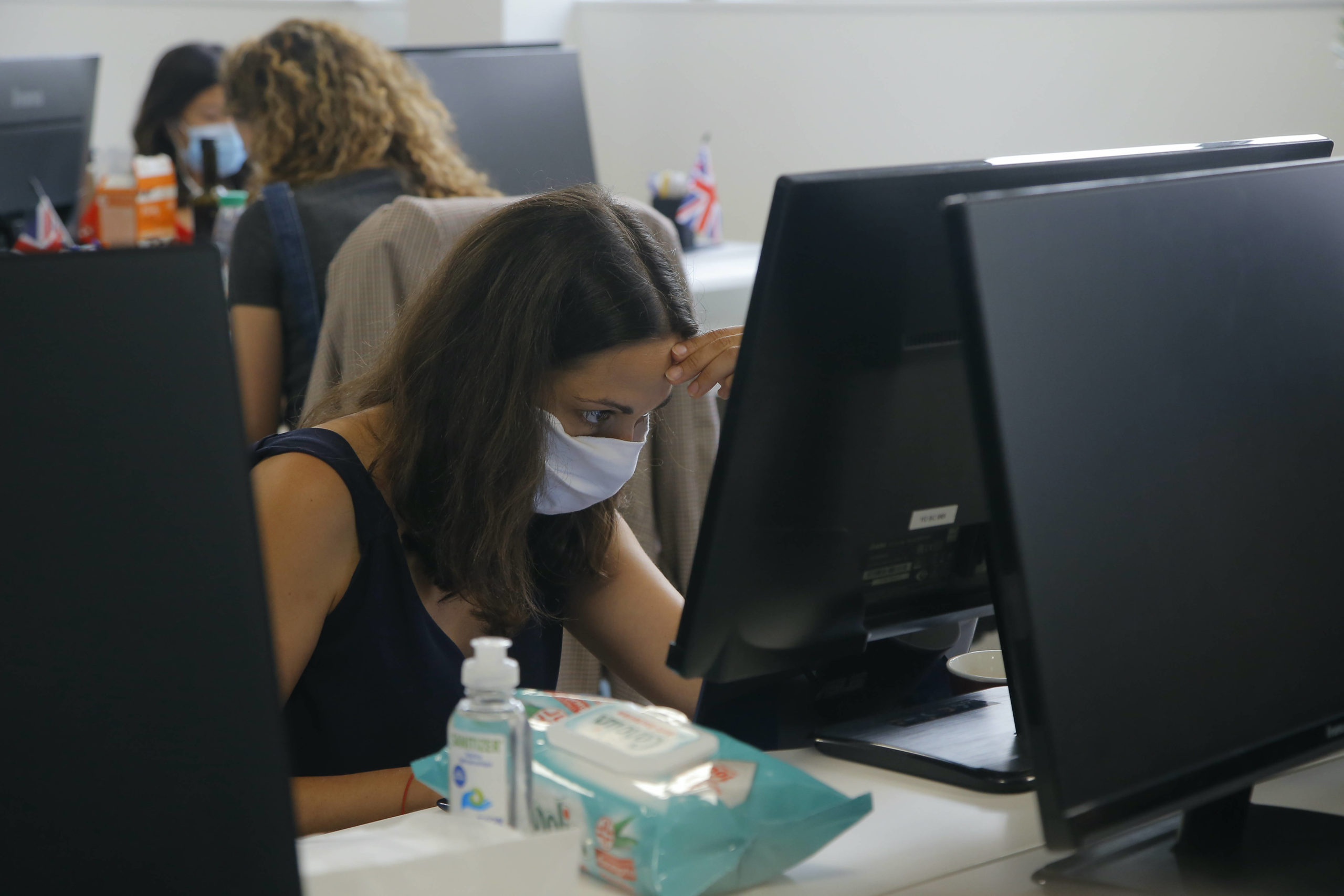 home office práca z domu robota call covid-19 koronavírus kancelárie WA 1 Paríž - Zamestnankyňa s ochranným rúškom sedí v kancelárii startupovej spoločnosti v Paríži v stredu 19. augusta 2020. Francúzska vláda plánuje od 1. septembra zaviesť povinné nosenie rúšok vo väčšine spoločných pracovných priestoroch. Dôvodom je opätovný nárast prípadov nákazy novým koronavírusom, informovala v utorok 18. augusta agentúra Reuters. Vo Francúzsku v súčasnosti platí povinnosť nosenia rúšok v prostriedkoch verejnej dopravy a v uzavretých spoločných verejných priestorov, ako sú obchody a vládne úrady, ale ich nosenie v kanceláriách bolo až doposiaľ na rozhodnutí zamestnávateľov. V posledných dňoch sa v krajine zvyšuje počet novoinfikovaných a tiež stúpa počet hospitalizovaných i pacientov na jednotkách intenzívnej starostlivosti, dodáva