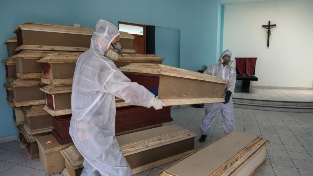 koronavírus mŕtvi ľudia nakazení rakvy krematórium pohreb covid