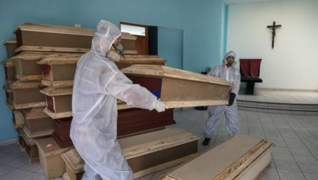 koronavírus mŕtvi ľudia nakazení rakvy krematórium pohreb covid