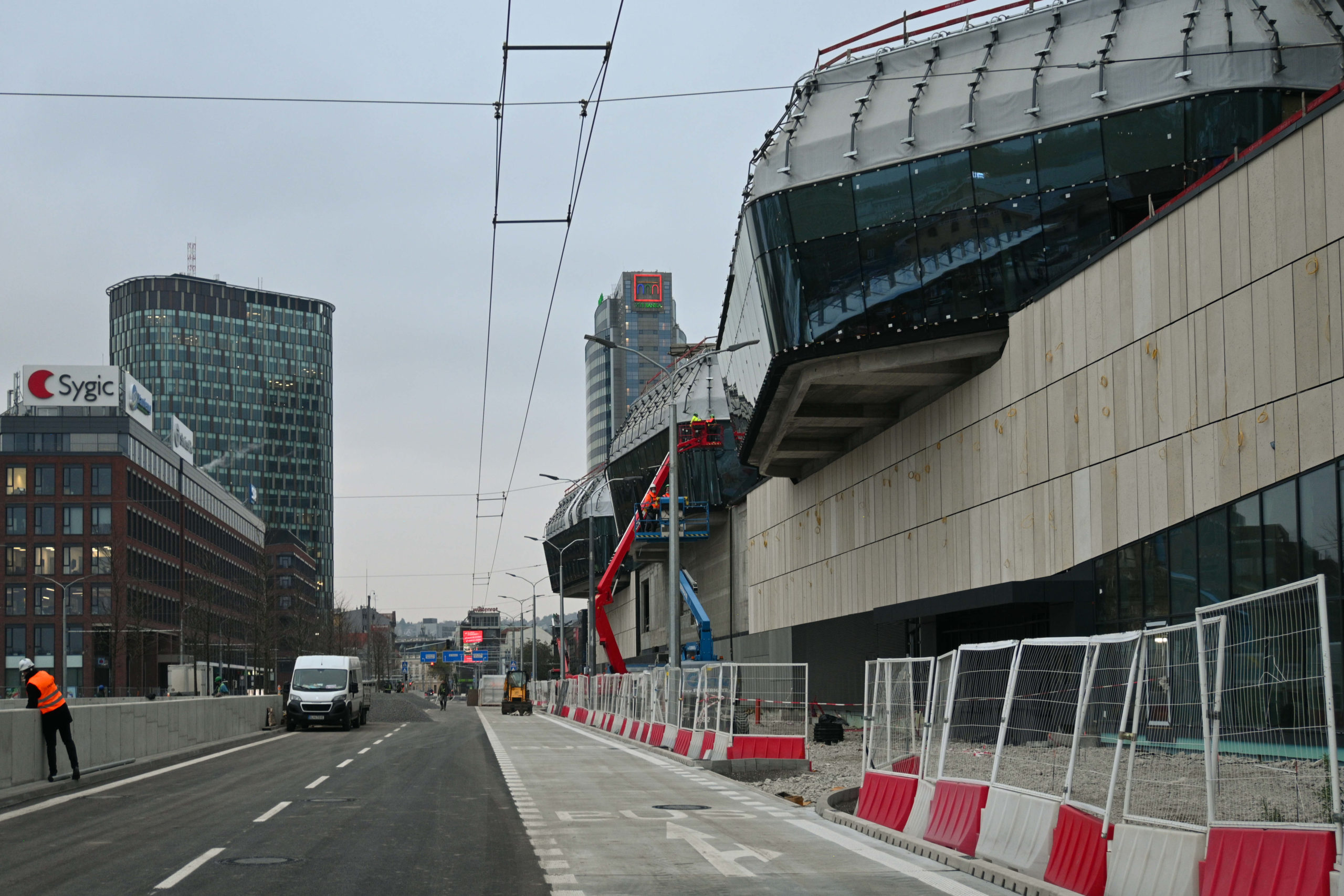 HB Reavis autobusová stanica mlynské nivy prejazdná oprava Bratislava opravár práca ulica cesta