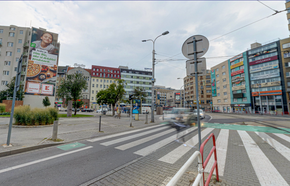 kamenné námestie, vizuálny smog, billboardy