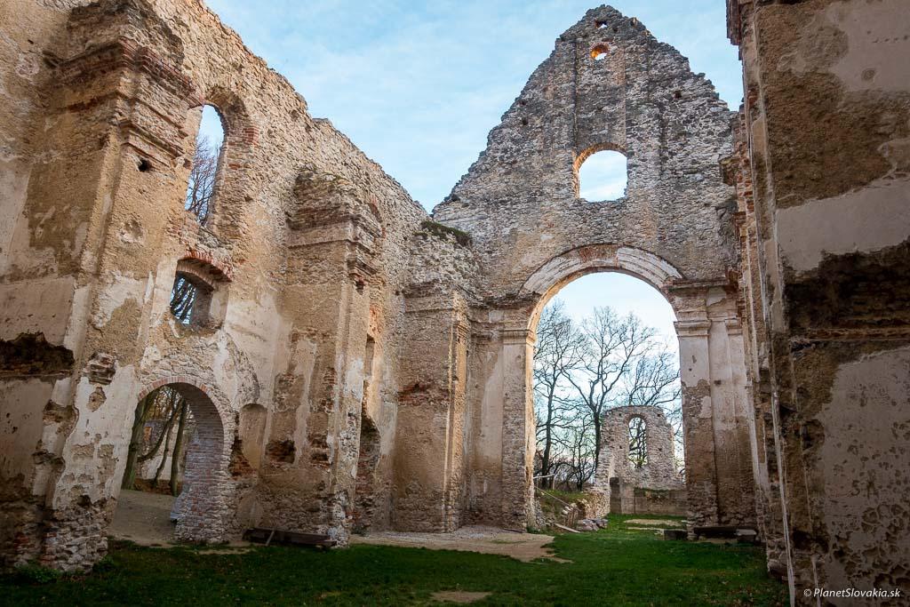 Katarínka hrad zámok Slovesko V rokoch 2000 - 2001 tu prebiehal archeologický výskum. V útrobách kostola bola objavená krypta a vstup do kláštora.