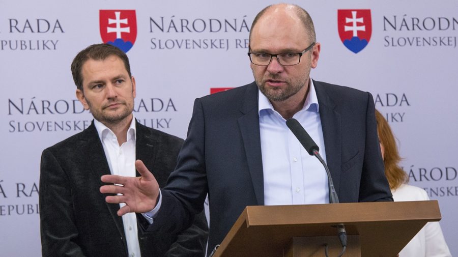 Minister financií Igor Matovič stojí za ministrom hospodárstva Richardom Sulíkom