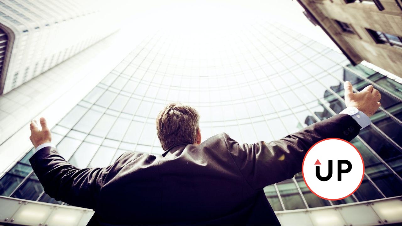 človek podhľad budova rozpažené ruky