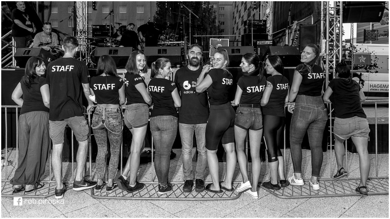 zamestnanci cafe klub music hudba