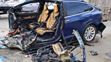 Keď havaruje Tesla: Horiace batérie zasypali okolité domy a podpálili posteľ