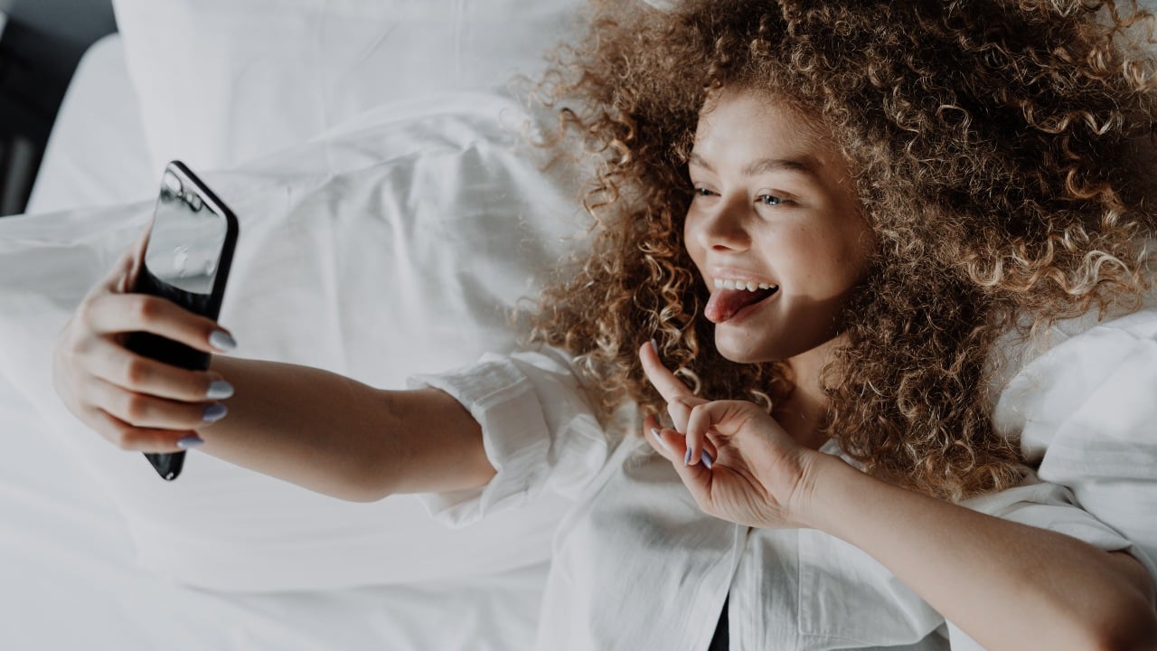 mileniál, dievča, selfie, mama hotel