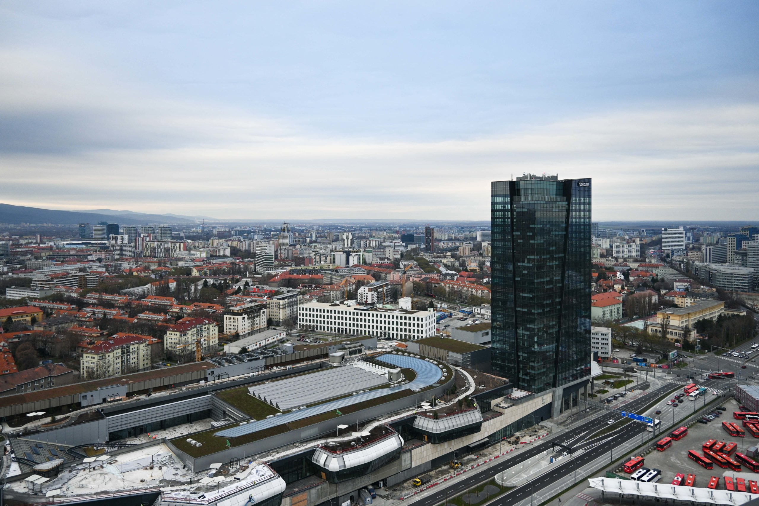 autobusová stanica Nivy Bratislava, HB Reavis