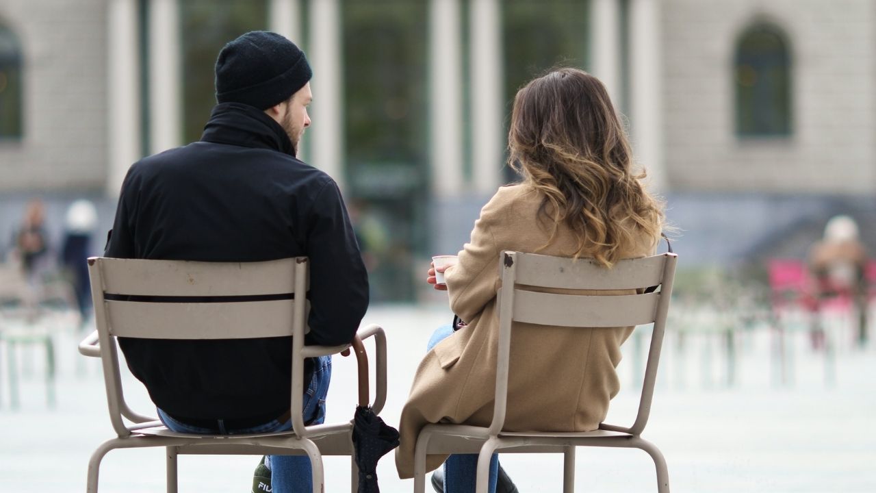 dvojica rozhovor stoličky