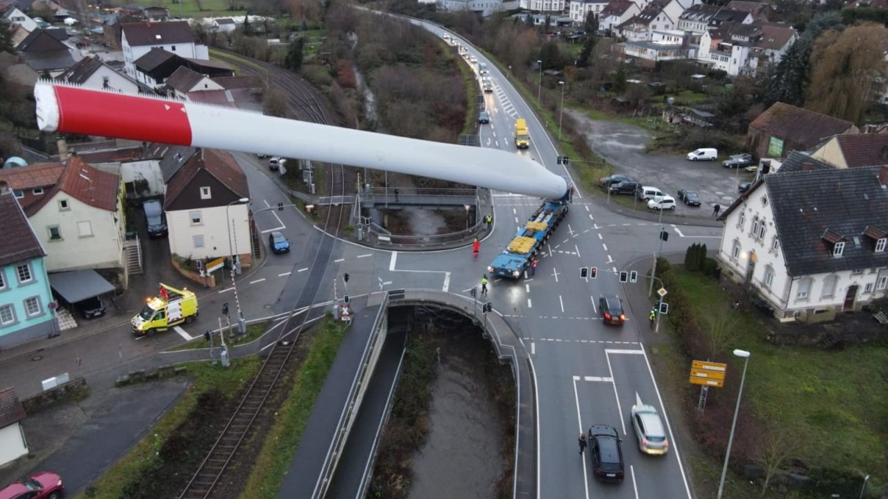 dron auto veterná elektráreň technológie