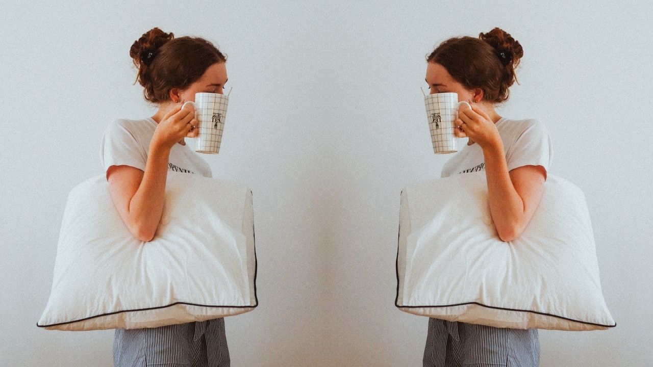 žena vaknúš šálka