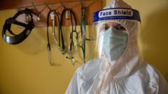 Na snímke zdravotník v ochrannom skafandri.