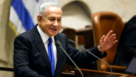 „Kráľ Bibi” sa vracia. Vyštudoval MIT, bol v elitnom komande a po šiestykrát sa stal premiérom Izraela
