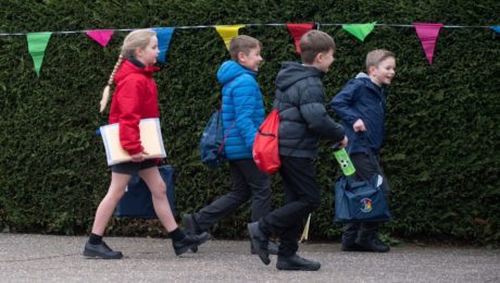 Na snímke sú žiaci idúci do školy.