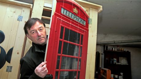 Kráľ drevených trónov.