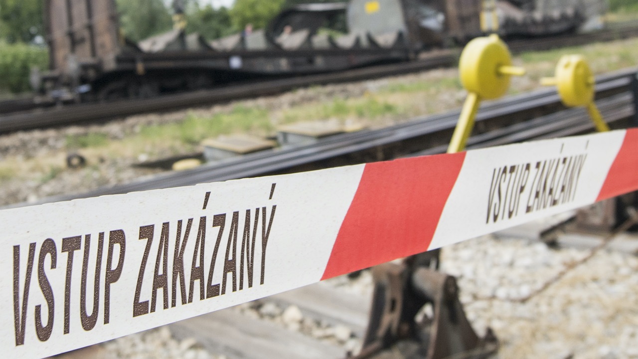 vlak vykoľajený