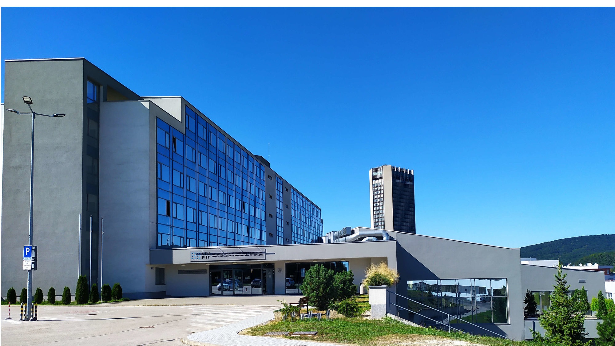 FIIT-budova-jesen20_web