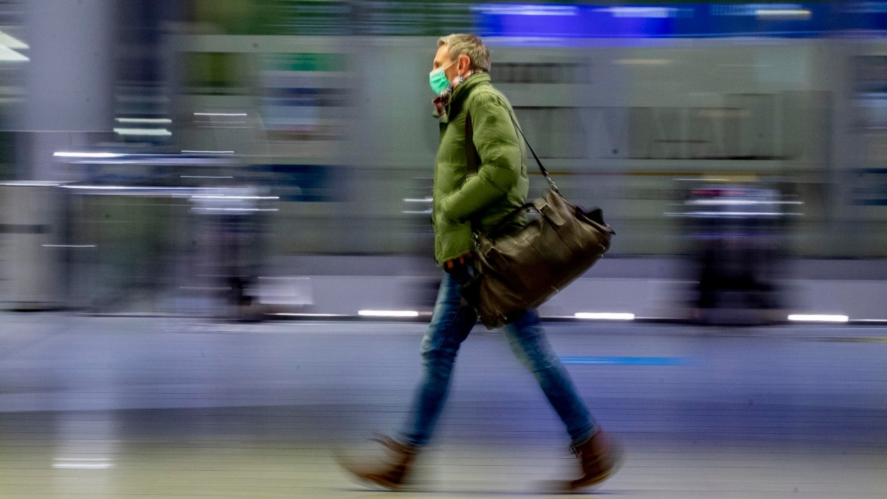 Na snímke muž, ktorý kráča mestom poćas pandémie covidu.