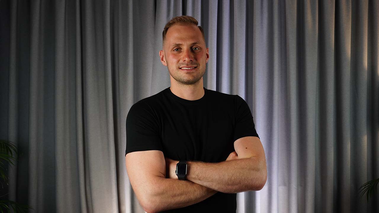 be lenka thumb no text