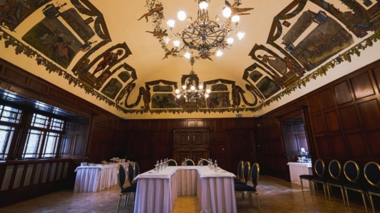 Krištáľové krídlo, zámok Pezinok