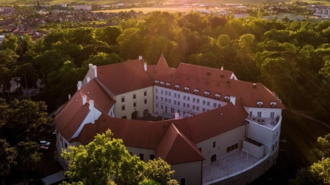 Krištáľové krídlo, zámok Pezinok