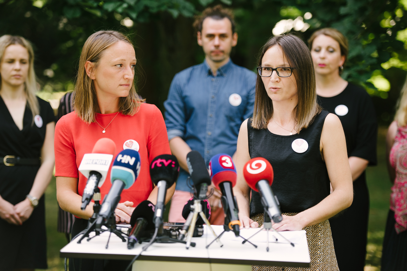 OZ Skutočné obete, na fotke Lenka Straková a Lucia Durajková